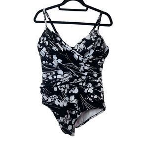 Croft and Barrow black and white plus size swimsuit size 20